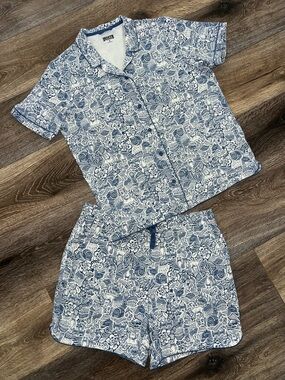 Duluth Trading Co. Women's Pajama Set Features A Blue & White "Farm Toile" 🐓